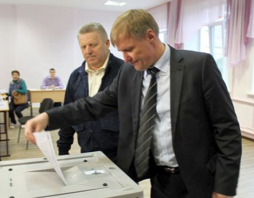 Голосование на праймериз - губернатор края Вячеслав Шпорт и краевой депутат Сергей Луговской (на первом плане).