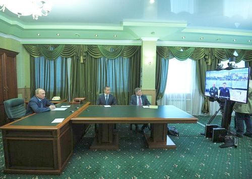 Совещание в режиме видеоконференции о ходе строительства космодрома Восточный. Фото пресс-службы Президента России.