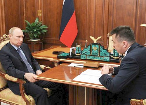 Встреча президента РФ Владимира Путина с губернатором Приморского края Владимиром Миклушевским (справа). Фото пресс-службы Президента России