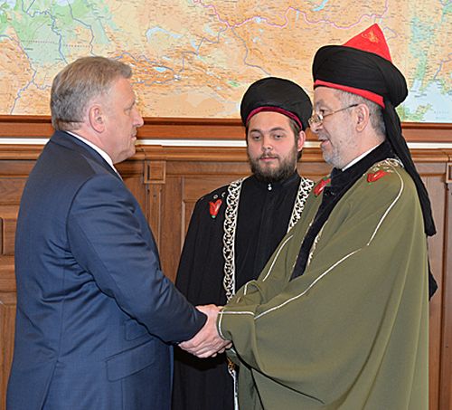 Губернатор Хабаровского края Вячеслав Шпорт принял представителя верховного муфтия Центрального духовного управления мусульман России (ЦДУМ) Ильдара Зиганшина (справа), который подтвердил полномочия нового муфтия Хабаровска Артура Гарифуллина (на втором плане). Фото Валерия Спидлена