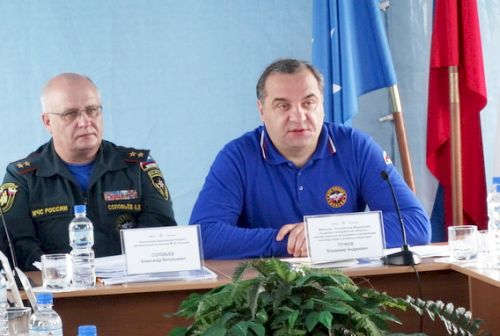 Начальник ДВРЦ Александр Соловьев и глава МЧС России Владимир Пучков (слева направо) в Хабаровске.