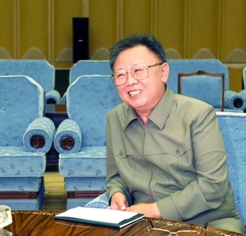 Ким Чен Ир (кор. 김정일) - корейский государственный, партийный и военный деятель, «Великий Руководитель» Корейской Народно-Демократической Республики, генеральный секретарь Трудовой партии Кореи, Верховный главнокомандующий Корейской народной армии, председатель Государственного комитета обороны КНДР, сын «Великого Вождя» Ким Ир Сена. Генералиссимус КНДР. Четырежды Герой КНДР