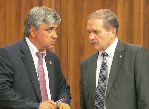 Отвечать за жилье для подтопленцев отныне будут не только зампред правительства края по строительству Николай Кравчук и профильный министр Андрей Попов. Фото: Коммерсантъ / Евгений Переверзев