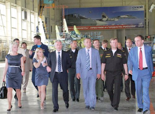 Юрий Борисов (в центре) посетил авиационный завод