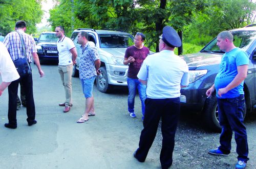 Представитель китайской фирмы показывал полицейским свидетельство о праве собственности на здание, выданное в июне 2014 года. А братья Букринские показывали свое свидетельство о праве собственности на это же здание, но выданное аж в 2006 году!