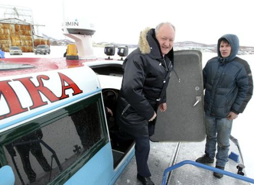 Судно на воздушной подушке «Арктика-2 ДК» осмотрел губернатор Владимир Илюхин. фото Виктора Гуменюка