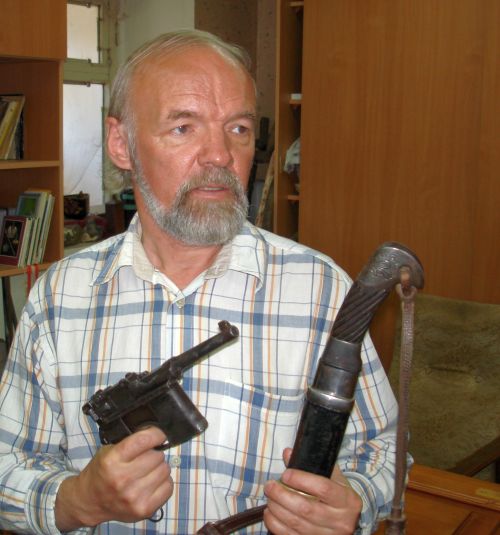 Владимир Иванов-Ардашев в музейных фондах. 2006 год. Кстати, маузер необычный, марки «БОЛО» («большевистский»), полицейская модель, кою немцы поставляли в «красную» Москву для ОГПУ. Модификация 7,63-мм пистолета Маузер К.96 фирмы «Waffenfabrik Mauser».