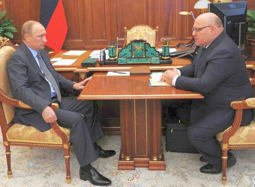 Президент с губернатором Еврейской автономной области Александром Винниковым. Фото пресс-службы Президента России