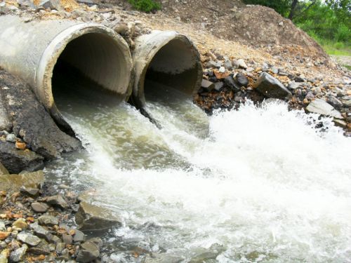 Коммунальщики на сей раз среагировали оперативно и перенаправили зловонный поток в уже привычное русло - в Биру