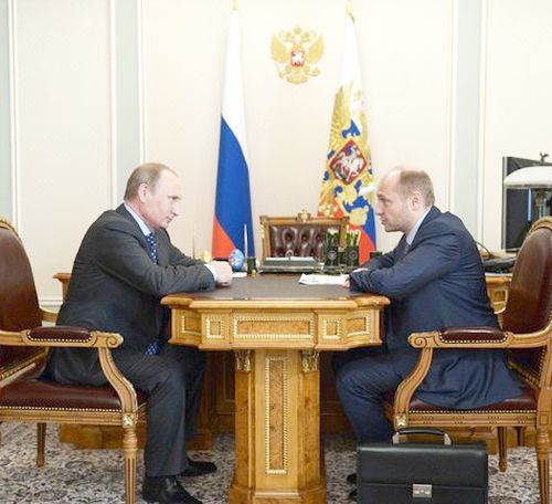 Владимир Путин с министром по развитию Дальнего Востока Александром Галушкой. Фото пресс-службы Президента России