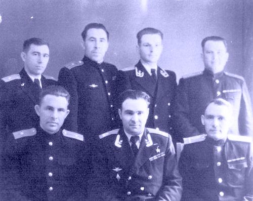 Офицеры последнего состава 42-го авиаполка (в центре - командир полка Герой Советского Союза Абрек Баршт). Фото с портала «Морская авиация Тихоокеанского флота».