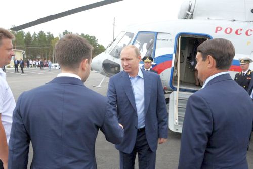 Перед началом осмотра участка федеральной трассы «Амур» в районе города Углегорск в Амурской области. Фото пресс-службы Президента России