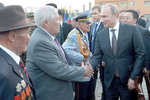 С ветеранами Великой Отечественной войны в ходе торжественных мероприятий, посвящённых празднованию 75-летия победы на Халхин-Голе. Фото пресс-службы Президента России