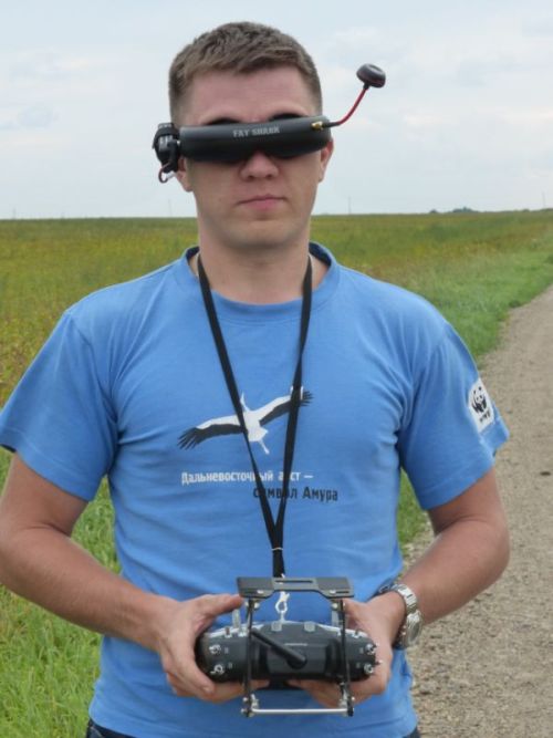 Оператор беспилотного аппарата Антон Сасин управляет полетом. Фото Юрия Гафарова