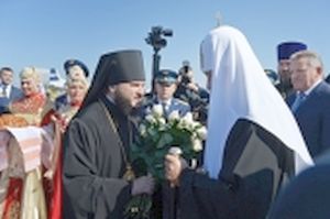 На аэродроме Дземги на территории КнААЗа патриарха Кирилла встречал епископ Амурский и Чегдомынский Николай