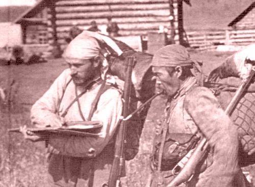 Владимир Арсеньев и Дерсу Узала (Дэрчу Очжал) в экспедиции 1906 г., после маршрута по реке Кулумбе.