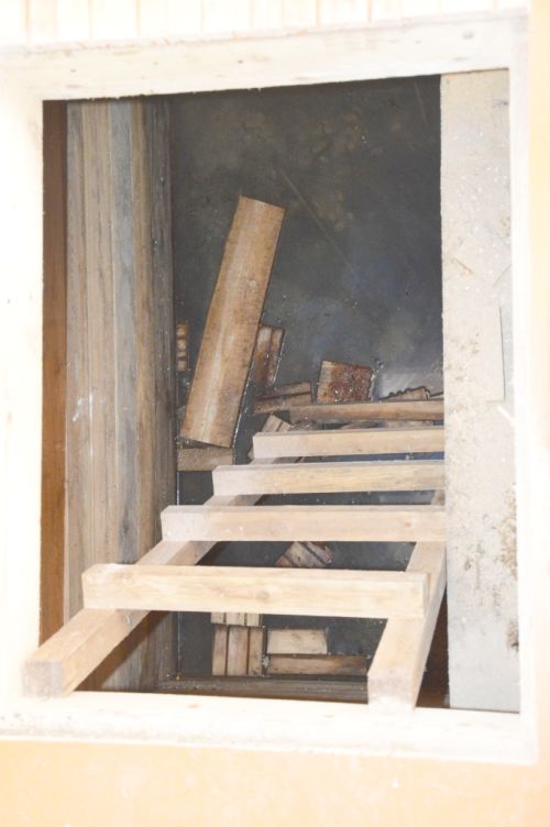 В подполье нового дома стоит вода