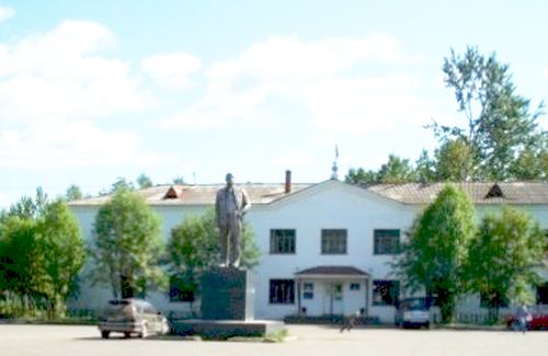 На главной площади муниципальной столицы - поселка Смирных - теперь этого памятника Ленину нет.