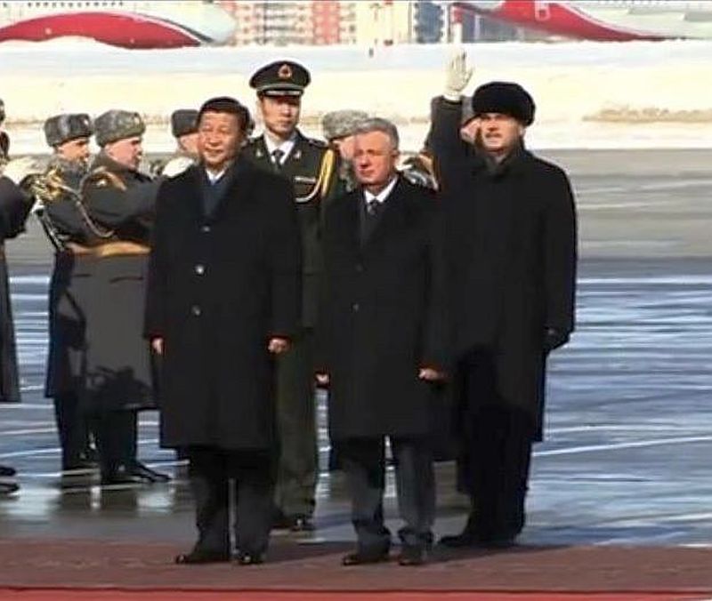 Председатель КНР Си Цзиньпин, министр по развитию Дальнего Востока РФ Виктор Ишаев, Чрезвычайный и Полномочный посол России в КНР Сергей Разов (слева направо) в аэропорту Внуково-2.