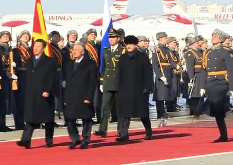 При государственном визите глав государств в аэропорту во время встречи гостя предусматривается воинская церемония: выстраивается почетный караул трех видов Вооруженных Сил РФ.