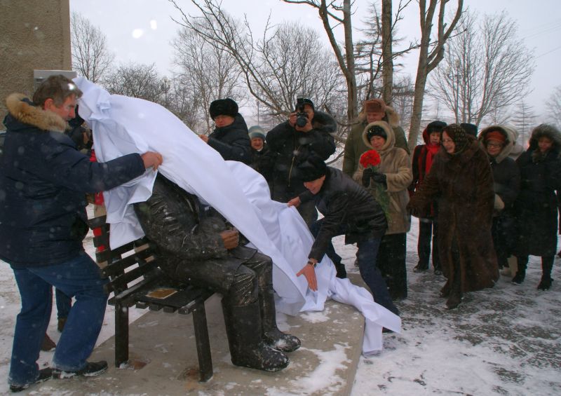 Открытие памятника В. Козину. Автор Ю. Руденко (слева) и и.о. мэра С. Абрамов