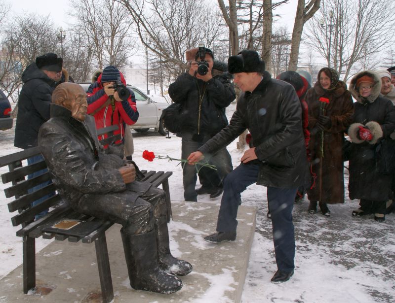 Памятник В. Козину. Магадан