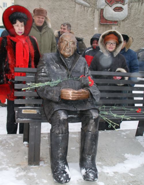 Памятник В. Козину. Магадан