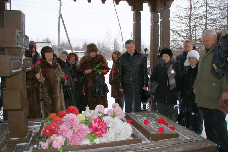 На могиле певца на Марчеканском кладбище