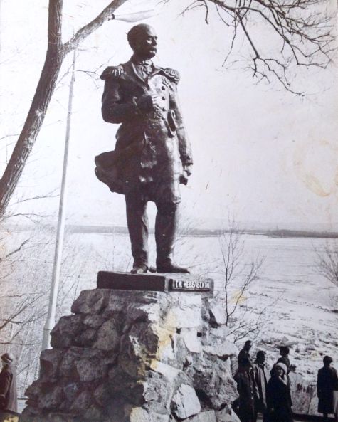 Открытие памятника из бетона Г.И. Невельскому в хабаровском парке ЦПКО в 1951-м году. Автор - хабаровский скульптор Леонид Бобровников.