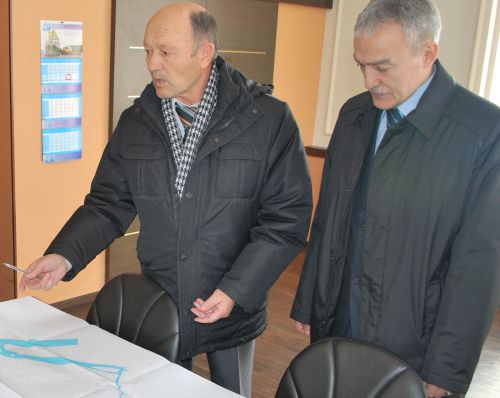 Руководитель рыболовецкого колхоза имени 50 лет Октября Давид Фукс (слева) инвестирует десятки миллионов заработанных рублей в проекты по восстановлению водных биоресурсов. Справа: глава Ванинского района Николай Ожаровский.
