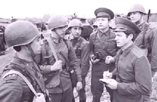 Михаил Снигур (крайний справа) в войсках.