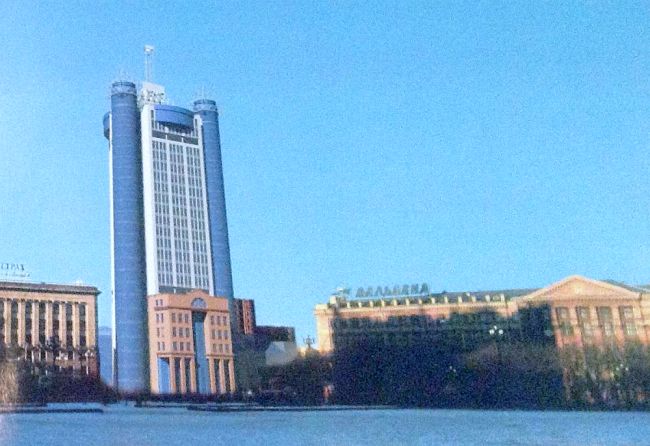 Вид гостиницы со стороны площади им. Ленина. Проект ТПИ «ХабаровскПромПроект»./ Нажмите, чтобы УВЕЛИЧИТЬ. (нажмите, чтобы увеличить)