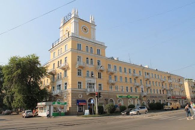 «Дом с часами», современный Новокузнецк. Ул. Ленина, 43.