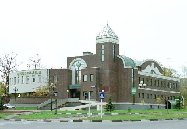 Это не колбасный супермаркет, и не мифический бизнес-центр Биробиджана, а Одинцовское отделение сбербанка №8158