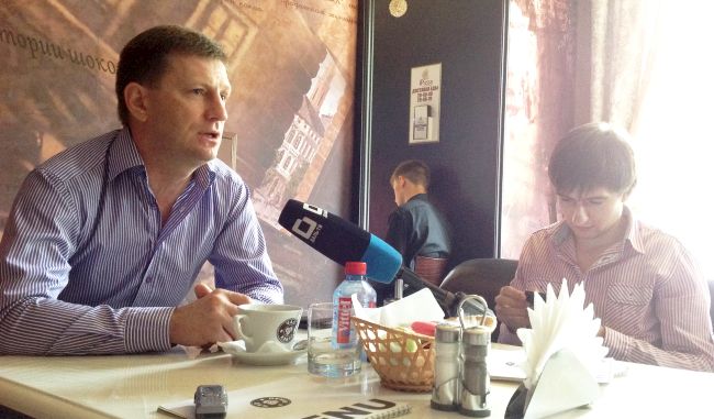Сергей Фургал на пресс-завтраке с журналистами.