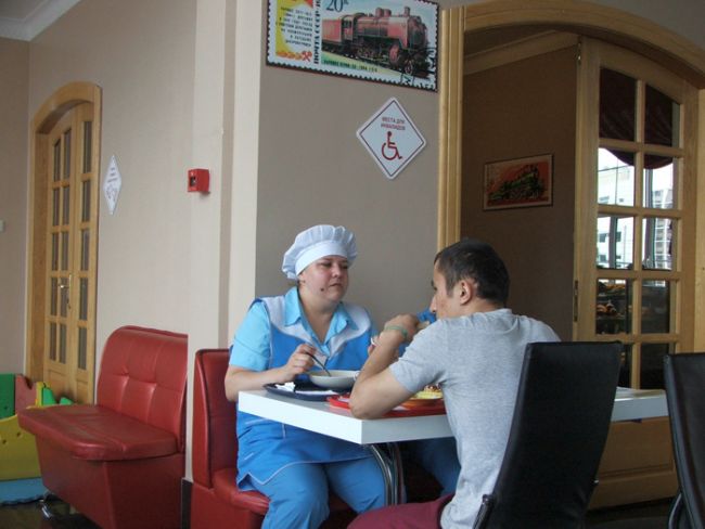 Есть места для инвалидов и в столовой ж/д вокзала, вот только пользуются ими все, кому угодно.