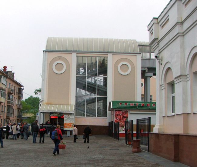 Виадук на ж/д вокзале Хабаровска, высотой с многоэтажку, но без лифта и эскалатора.
