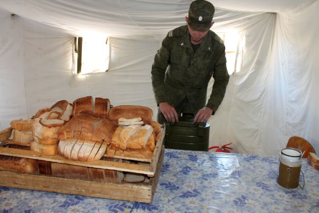 Хлеб - самая главная пища эвакуированных.