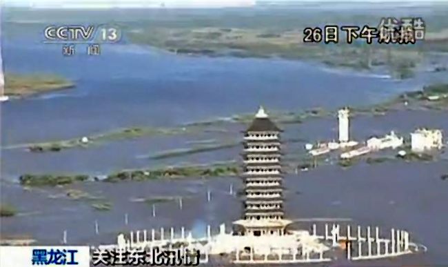 Если судить по видеокадрам, то Площадь Мира, на которой расположена 81-метровая Самая восточная пагода Китая, полностью погрузилась под воду.