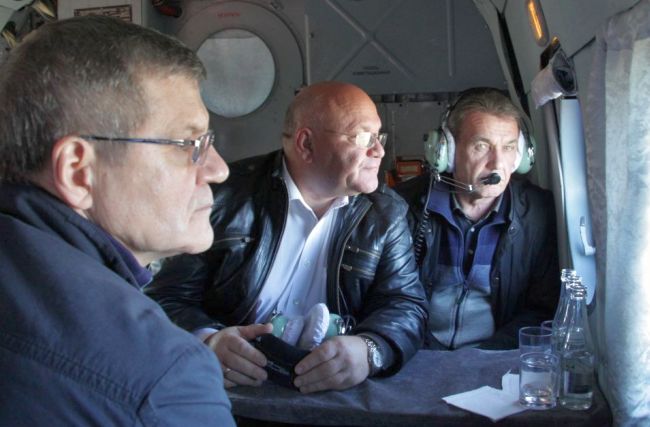 Генпрокурор Юрий Чайка (слева) облетел территории, пострадавшие от наводнения в Приамурье. Рядом с ним губернатор ЕАО Александр Винников и замгепрокурора в ДФО Юрий Гулягин.