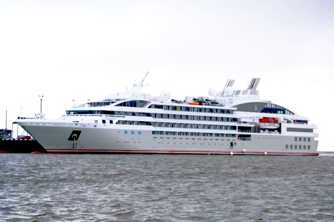 «Ле Солеаль» в порту Анадыря