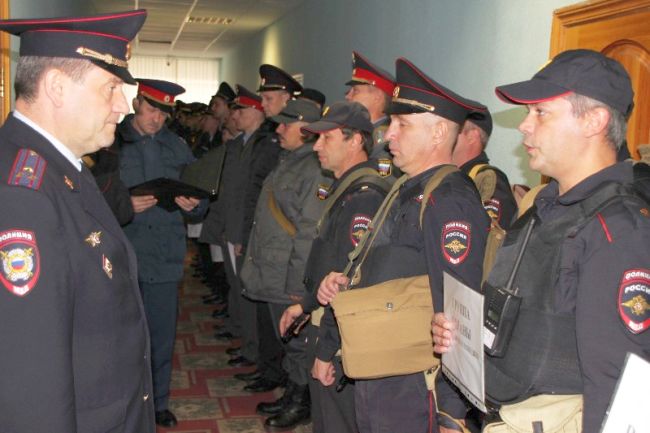Начальник полиции  ГУ МВД России по ДФО Виктор Половников (слева) проверил готовность сотрудников к обороне.