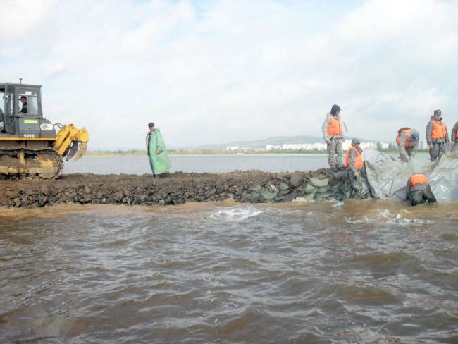Определенная часть техники, включая самосвалы с логотипом компании на кабине, просто не доезжала до места возведения насыпей