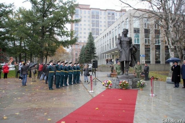 Открытие памятника адмиралу Невельскому в Южно-Сахалинске.