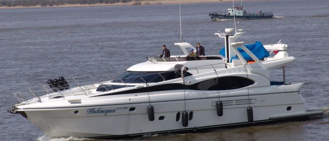 Яхта «Виктория». Амур, у набережной Хабаровска. Фото «Дебри-ДВ»/ Нажмите, чтобы УВЕЛИЧИТЬ (нажмите, чтобы увеличить)