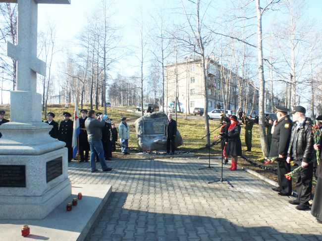 На первом плане Поклонный крест, на втором - памятный знак А.И. Маринеско.