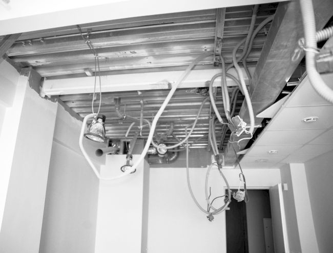 В коридорах корпуса стоит полутьма - софиты на потолке горят по системе «один через два» - последовательность ни на одном из этажей не нарушается