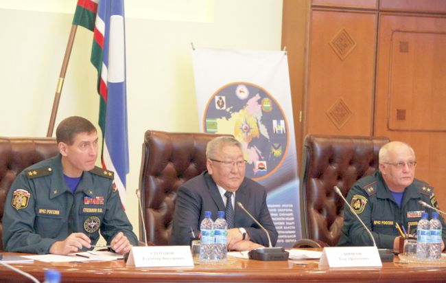 Первое пленарное заседание прошло под руководством заместителя главы МЧС России генерал-лейтенанта Владимира Степанова, президента Республики Саха (Якутия) Егора Борисова и начальника Дальневосточного регионального центра МЧС России генерал-лейтенанта Александра Соловьева (слева направо).