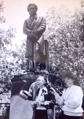 В день рождения поэта, 6 июня 1990 года, в Хабаровске состоялось открытие обновленного памятника Александру Сергеевичу Пушкину. Выступает Антонина Дмитриева. /Нажмите, чтобы УВЕЛИЧИТЬ (нажмите, чтобы увеличить)