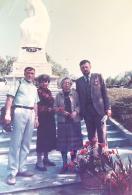 Памятник Муравьеву-Амурскому еще не открыт. Председатель Хабаровского отделения ВООПИиК Николай Крадин, Тамара Бессолицына, Антонина Дмитриева, краевед Анатолий Жуков (слева направо). 31 мая 1992 г./ Нажмите, чтобы УВЕЛИЧИТЬ (нажмите, чтобы увеличить)